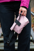 Įkelti vaizdą į galerijos rodinį, Rausvos spalvos Tašiukas Per petį