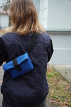 Įkelti vaizdą į galerijos rodinį, Ryškiai mėlynas Tašiukas Per petį