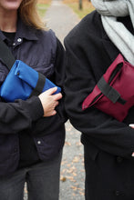 Įkelti vaizdą į galerijos rodinį, Ryškiai mėlynas Tašiukas Per petį