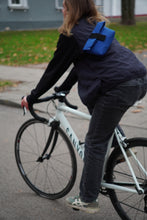 Įkelti vaizdą į galerijos rodinį, Ryškiai mėlynas Tašiukas Per petį