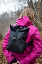 Įkelti vaizdą į galerijos rodinį, M Juoda kuprinė