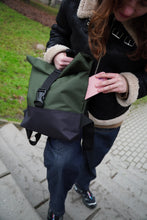 Įkelti vaizdą į galerijos rodinį, L tamsiai žalia kuprinė