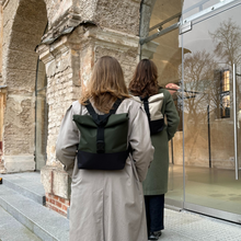 Įkelti vaizdą į galerijos rodinį, L tamsiai žalia kuprinė